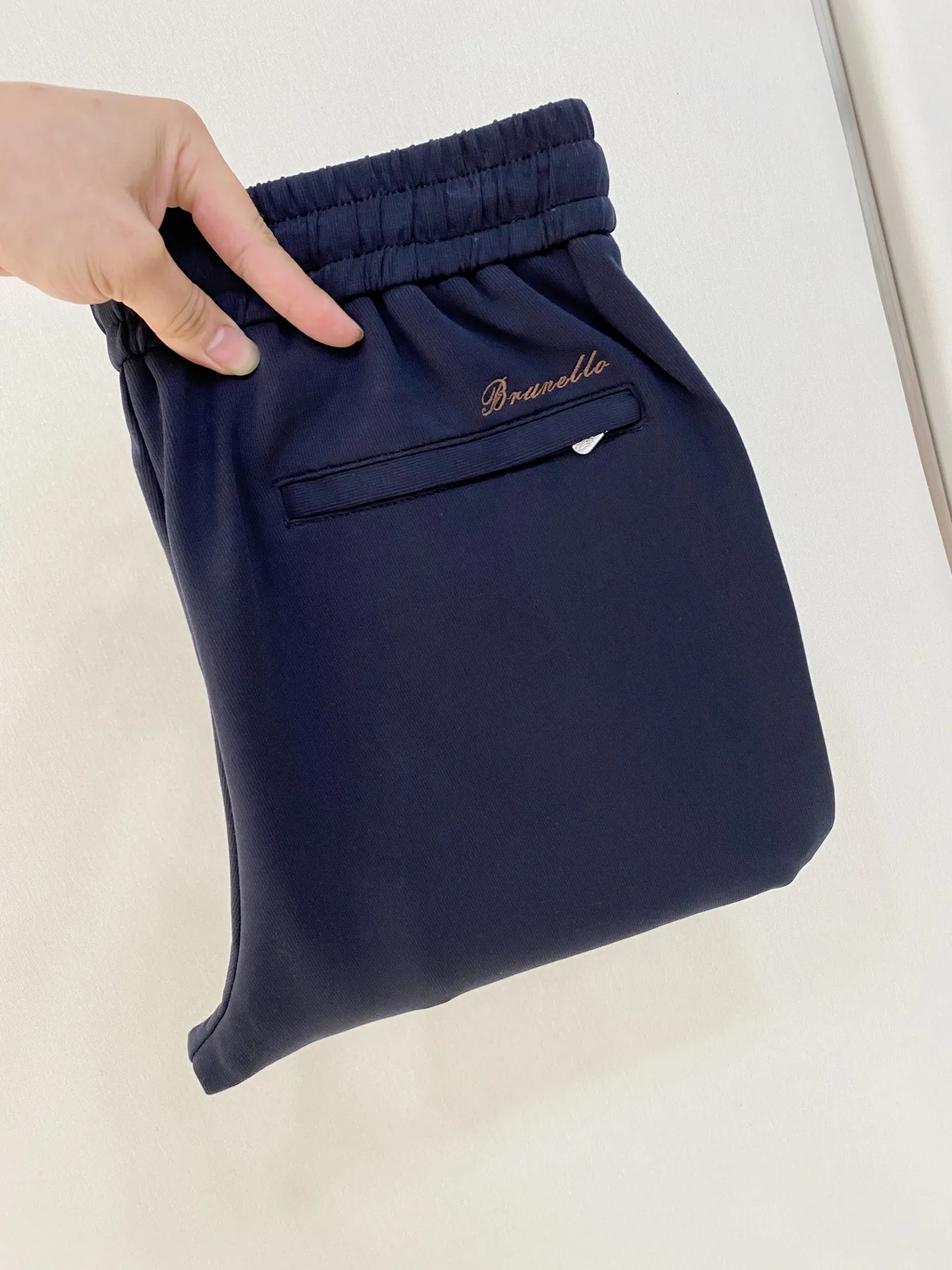 BC 2026 Autumn and Winter New Arrival fabric Fabric: High-quality sand-washed cupro silk fabric, with delicate touch, drape and wrinkle resistance, and the upper body is crisp and comfortable. Style: Straight cut with contrasting color drawstring elastic waist, simple small logo, diagonal pockets, loose fit and flattering leg shape. Color: Four colors: gray blue, coffee, navy blue, and black. The tone is calm and soft, suitable for many types of wear. Sizes:M-4XL
